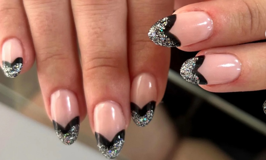 Image 7: Manicura o pedicura clásica o semipermanente con esmaltado OPI 