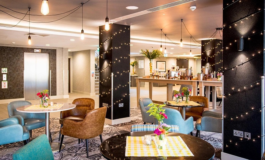 Image 8: Deluxe Asian Pan Afternoon Tea and Prosecco - 4stars Holiday Inn Hotel