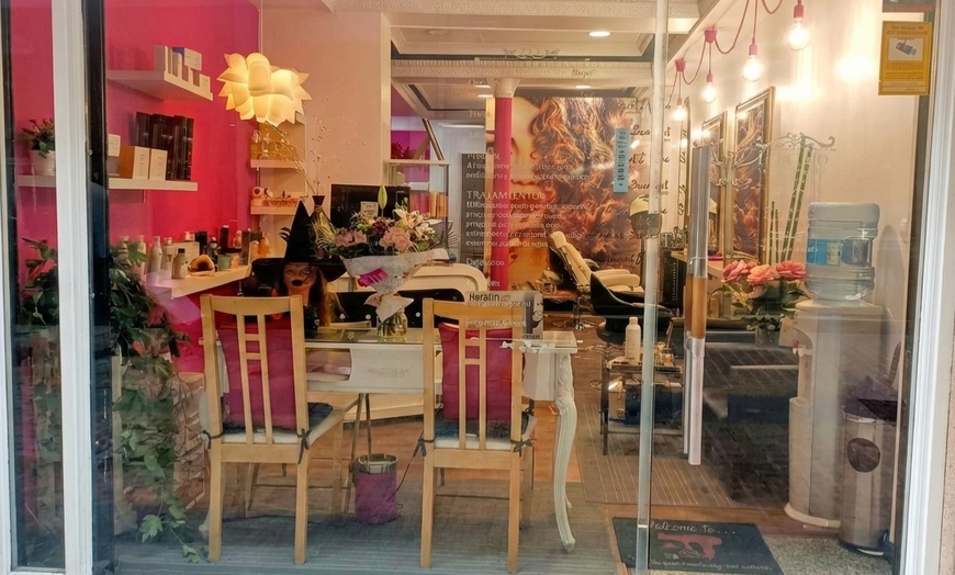 Image 3: Manicura con esmaltado clásico o semipermanente para 1 persona