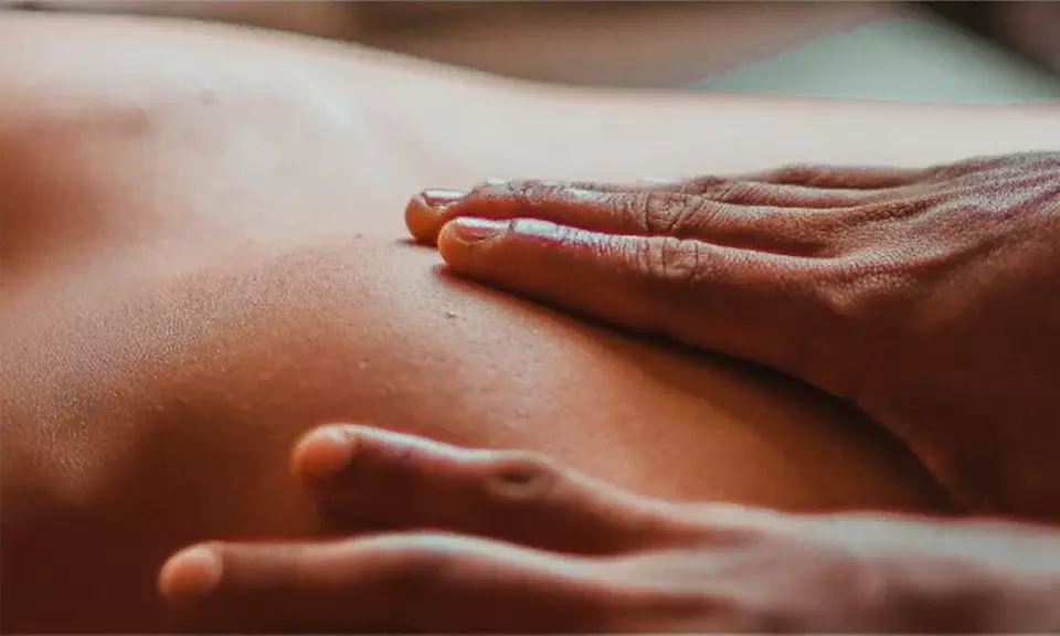 Massage corporel relaxant, suédois ou prénatal 60 ou 90 min à Paris 11 (jusqu'à 56% de remise) - Primary Image