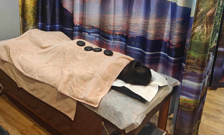 Image 4: 60-Min Hot Stone Whole Body Massage with Coconut Oil For One or Two
