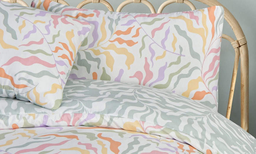 Image 4: Pastel Waves-Theme Duvet Set