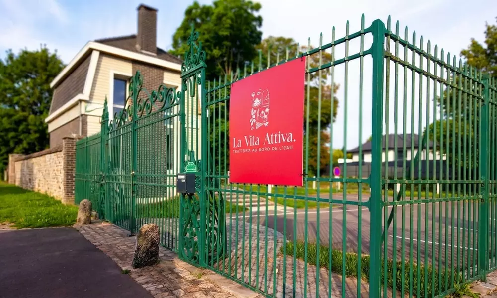 Festin italien au bord de l'eau à La Vita Attiva