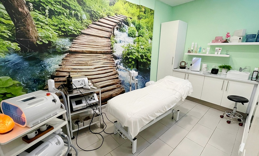 Image 2: 1 o 2 sesiones de radiofrecuencia Indiba facial o corporal a elegir