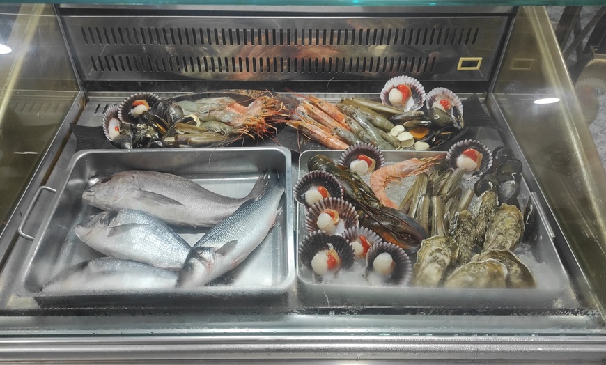 Image 6: Menú mediterráneo para 2 o 4 con postre y opción a botella de vino