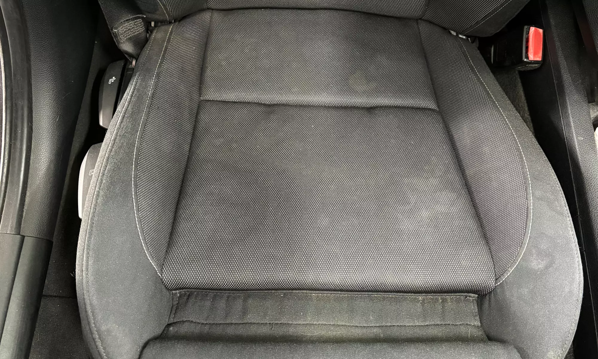 Standardowe i kompleksowe pranie tapicerki auta