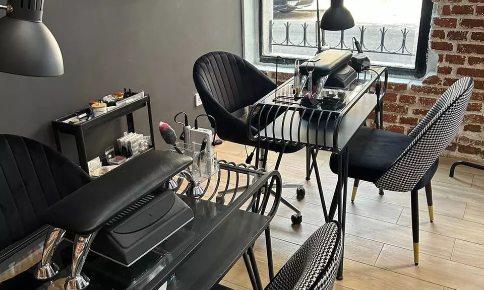 Uñas con gel o acrílico, esmaltado semipermanente y opción a diseño