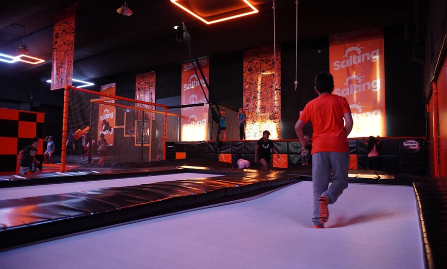 Image 13: ¡Saltos y diversión! Acceso a Salting para hasta 2 adultos y 2 niños