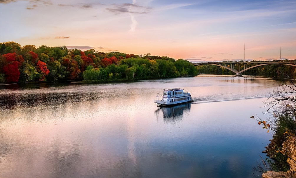 Mississippi River Cruises: Dining/Sightseeing on the Minneapolis Queen
