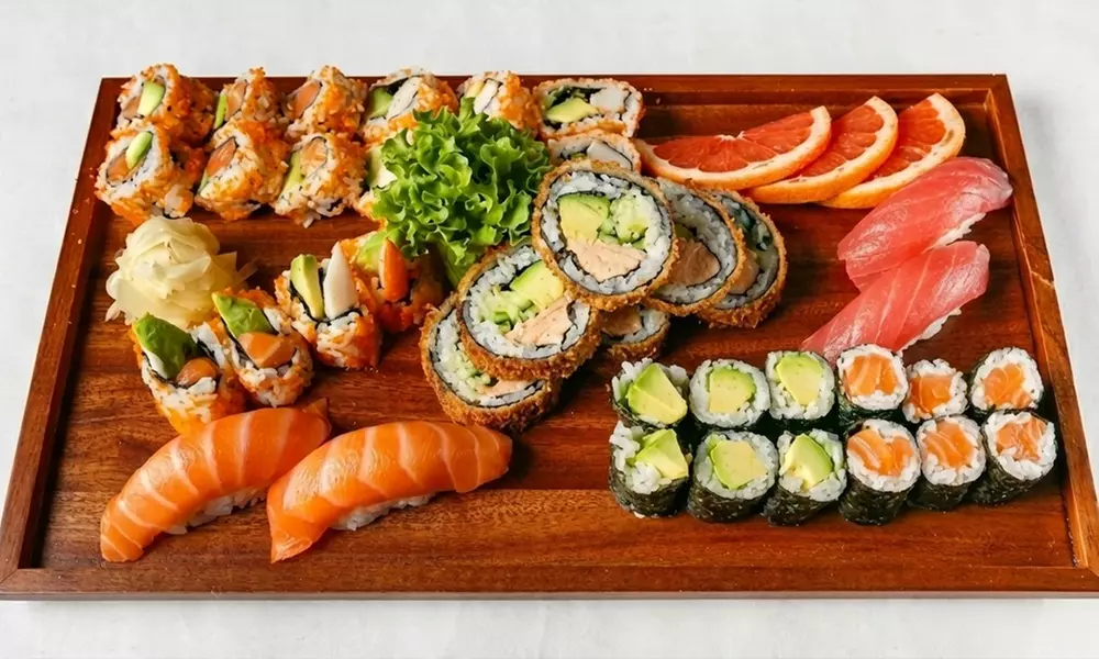 3-Gänge-Menü mit Lachs- oder veganer Sushi-Platte XXL für 1-4 Pers.