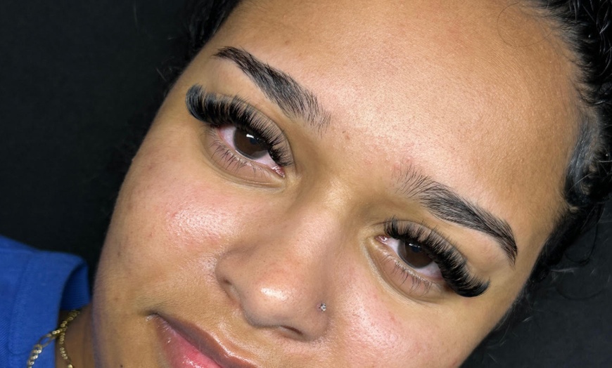 Image 3: Classic, Light Volume or Volume Eyelash Extensions for a Natural Look