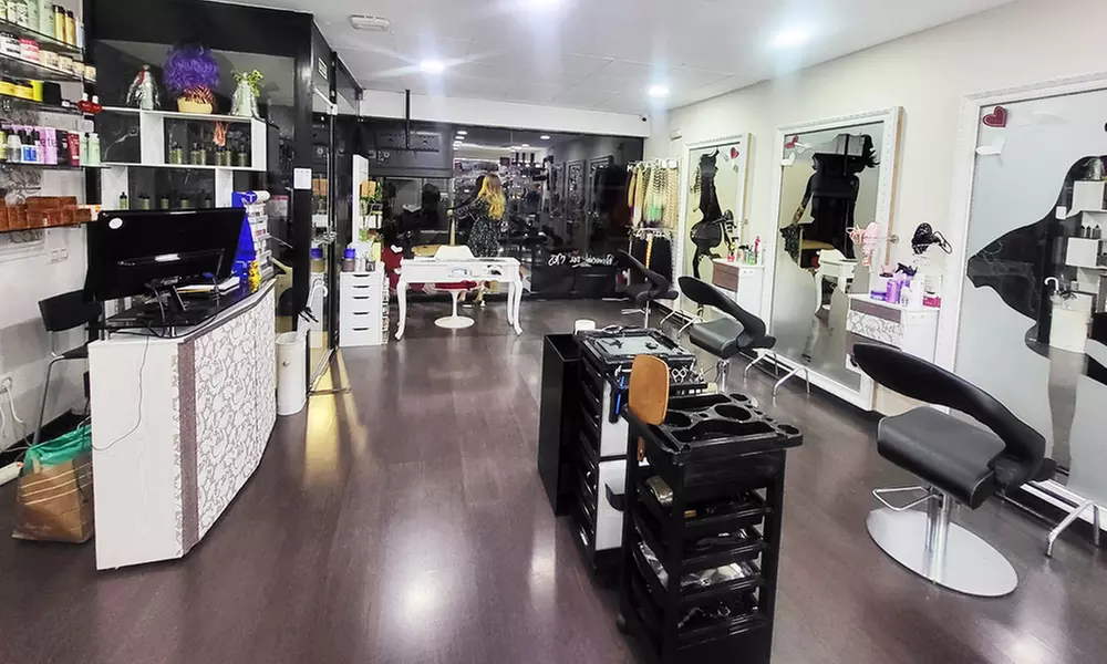 Manicura semipermanente o puesta de uñas de cristal o acrigel