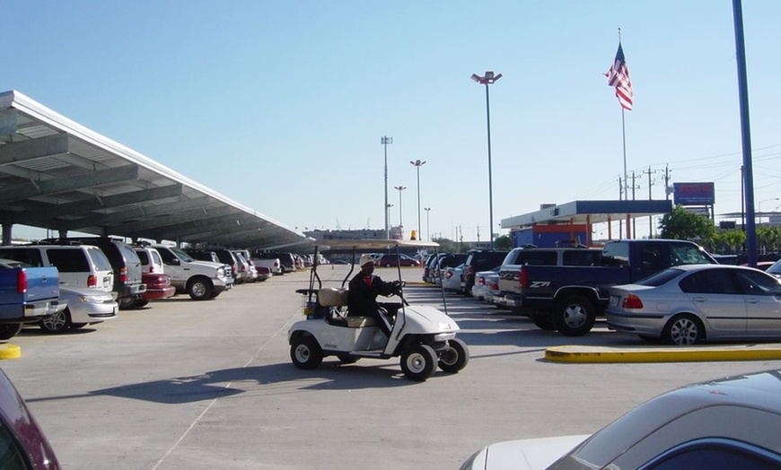Image 3: Up to 24% Off 3/5 Day Covered/Uncovered Airport Parking at HOU