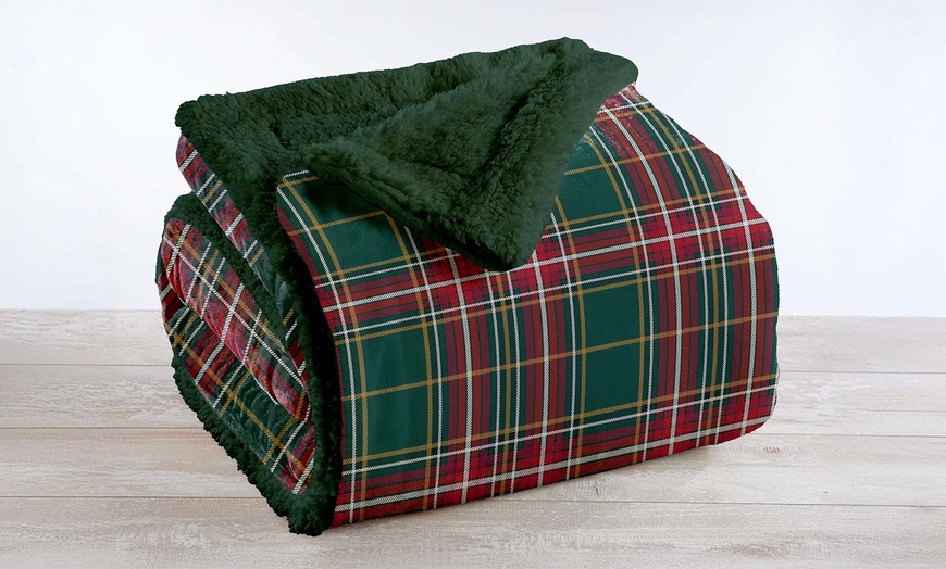 Image 29: Plaid réversible sherpa et microfibre