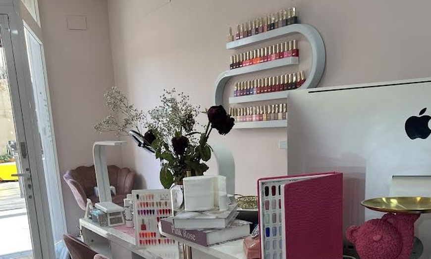 Image 8: 1 o 2 sesiones de manicura o pedicura normal o semipermanente