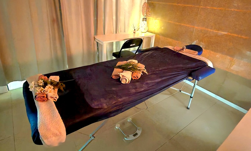 Image 3: Masaje personalizado de 50 minutos con masaje craneofacial