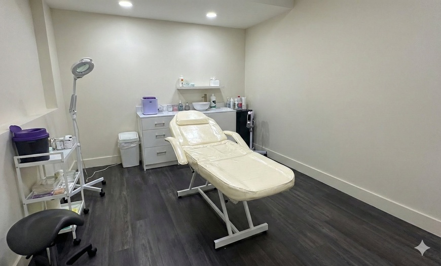 Image 2: Detox & Glow Back Facial with Optional LED Add-On or Two Sessions