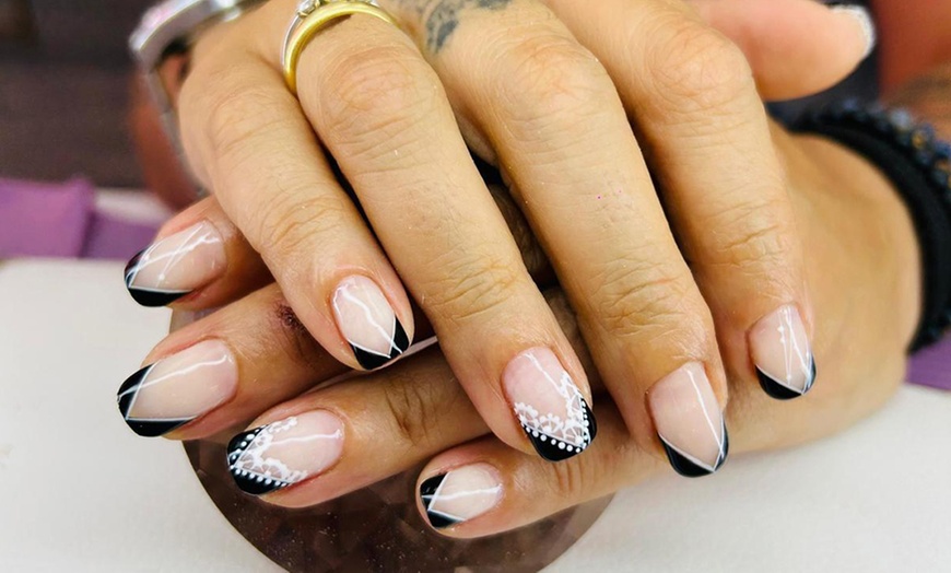 Image 8: Manicura y/o pedicura o primera puesta de gel/acrílico 