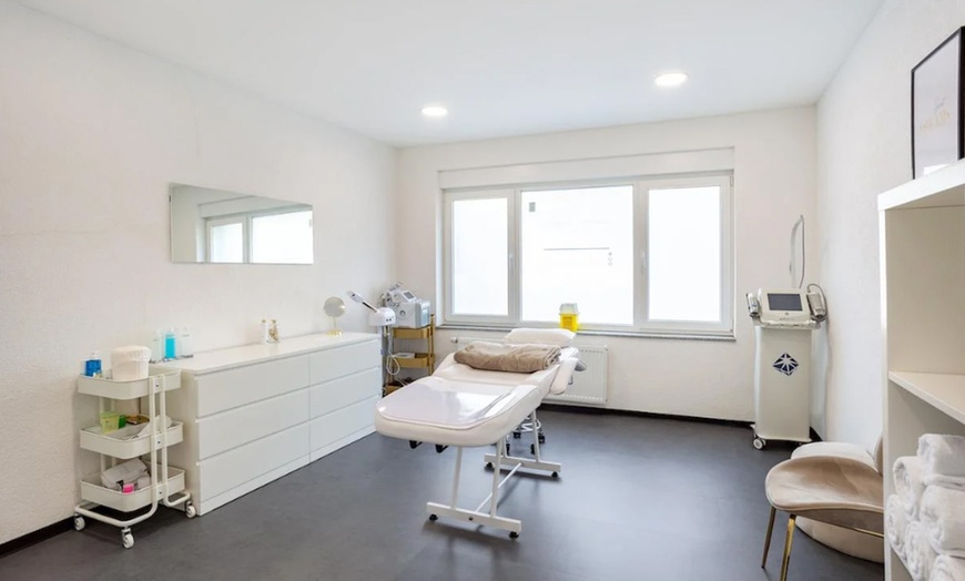 Image 6: 30 Min. Lymphdrainage für Bauch oder Beine für 1 Person