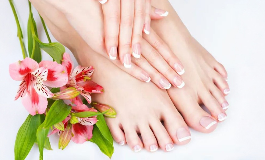 Image 1: Soins complets pour ongles : douceur et élégance au bout des doigts