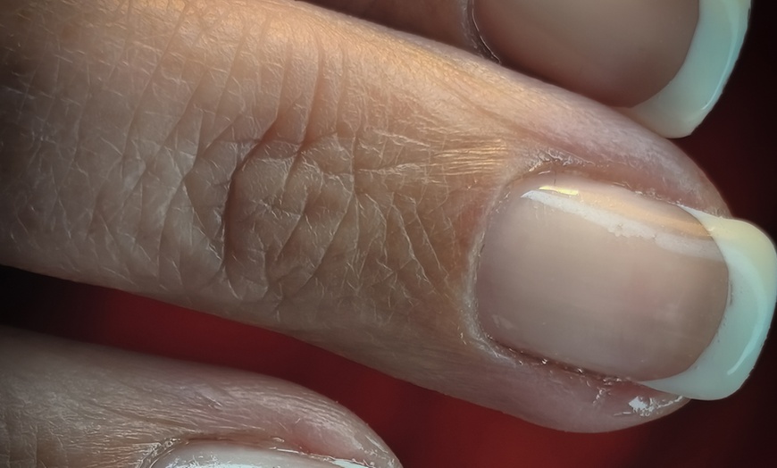 Image 8: Manicura, pedicura o manipedi con esmaltado normal o semipermanente