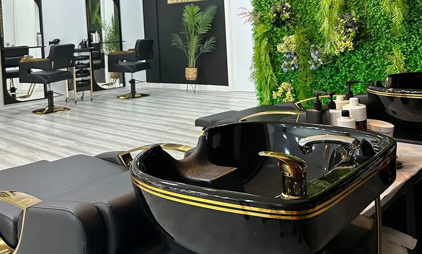 Image 8: Lavado, corte de puntas y secado, con tinte o reflejos clásicos