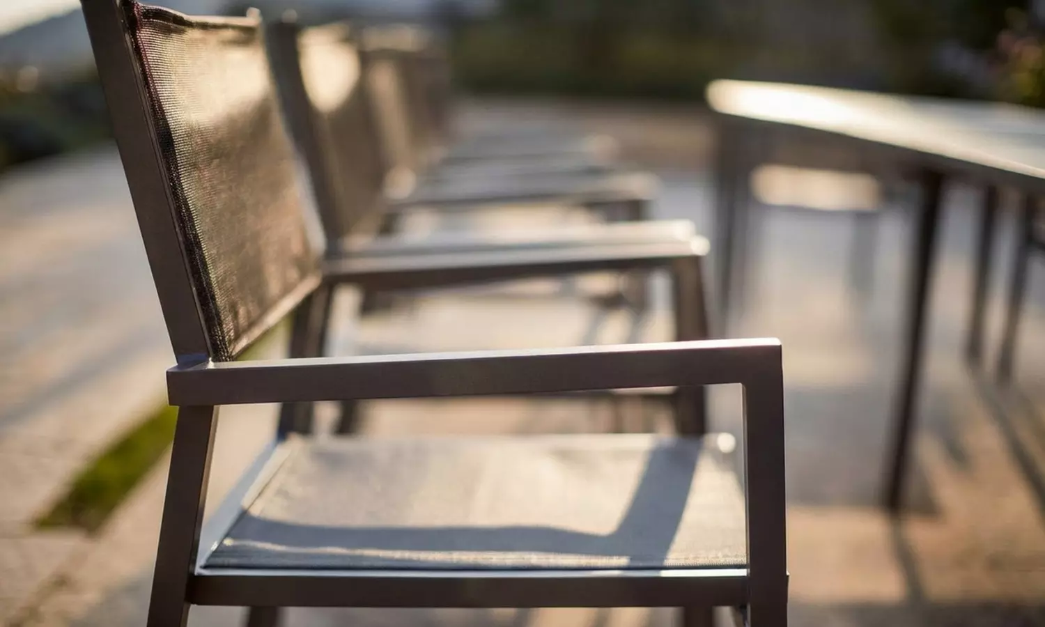 Console extensible "Lacos" de Kocoon en aluminium, chaises en option