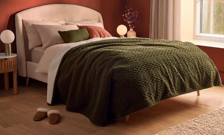 Image 2: Silentnight Heat Genie Self-Heating Blanket