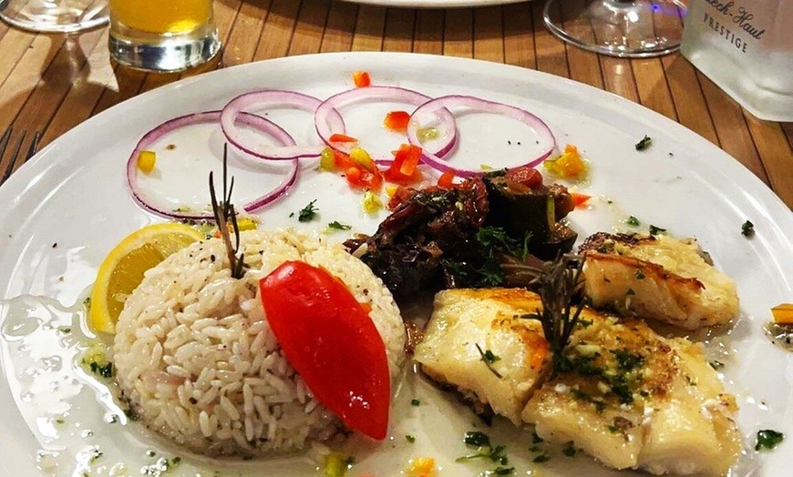 Image 2: Saveurs méditerranéennes face à la mer