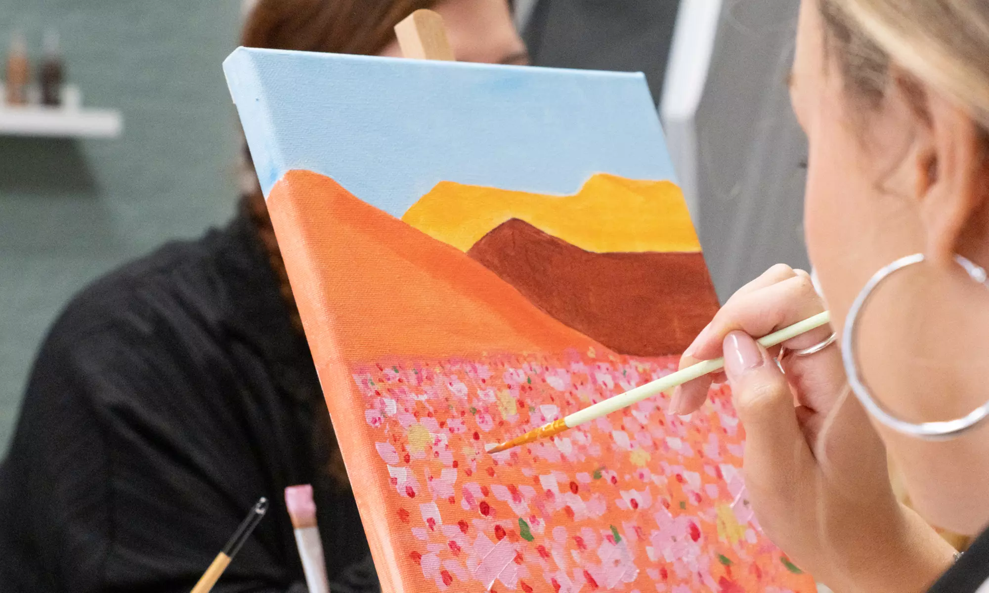 Taller para 1 o 2: pintura de cuadro o tote bag, o clase de maquillaje