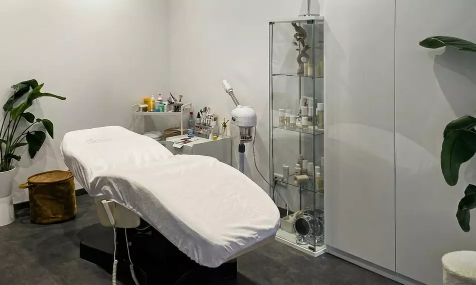 Microdermabrasion, Microneedling oder Kombipaket mit Gesichts-Massage