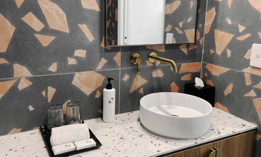 Image 6: Brisbane Getaway for Two: Swiss-Belhotel Stay + Wine & Late Checkout