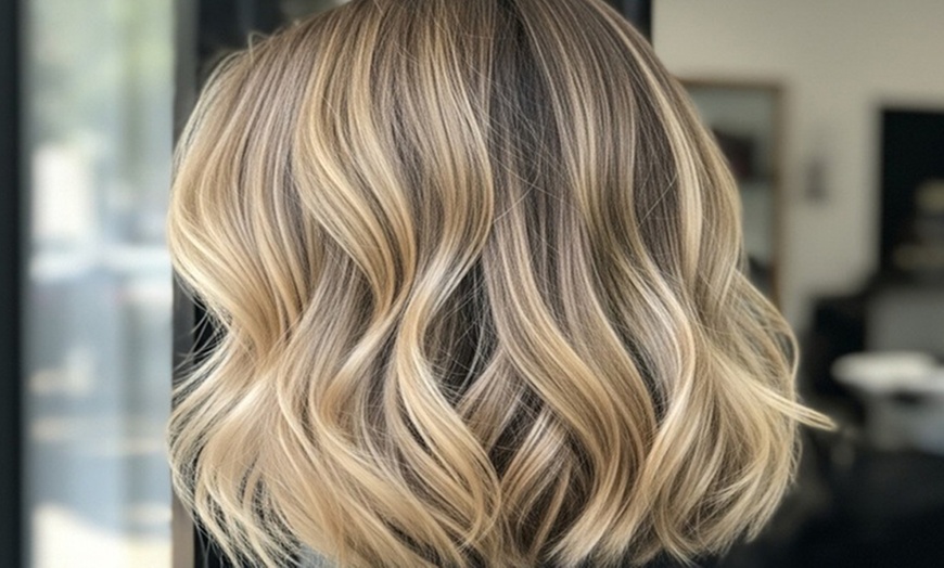 Image 6: Corte, secado y opción a mechas clásicas o tinte en raíz o completo
