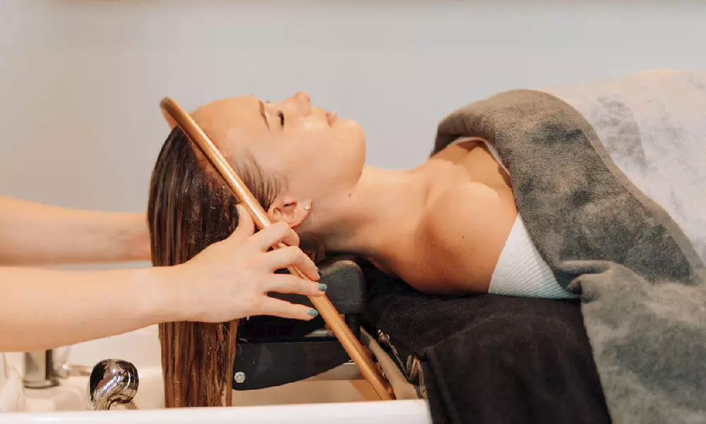 Head spa japonés con masaje capilar, tratamiento LED y más opciones