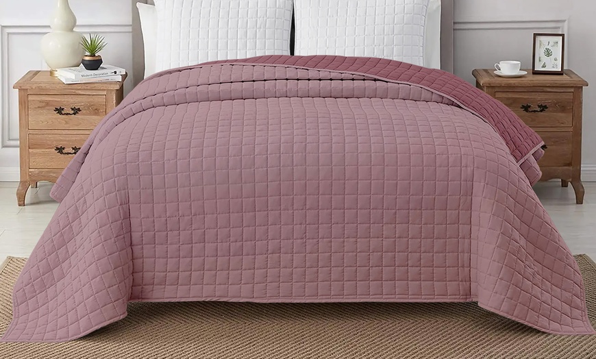 Image 22: Italian 4-Season Two-Tone Hypoallergenic Quilt