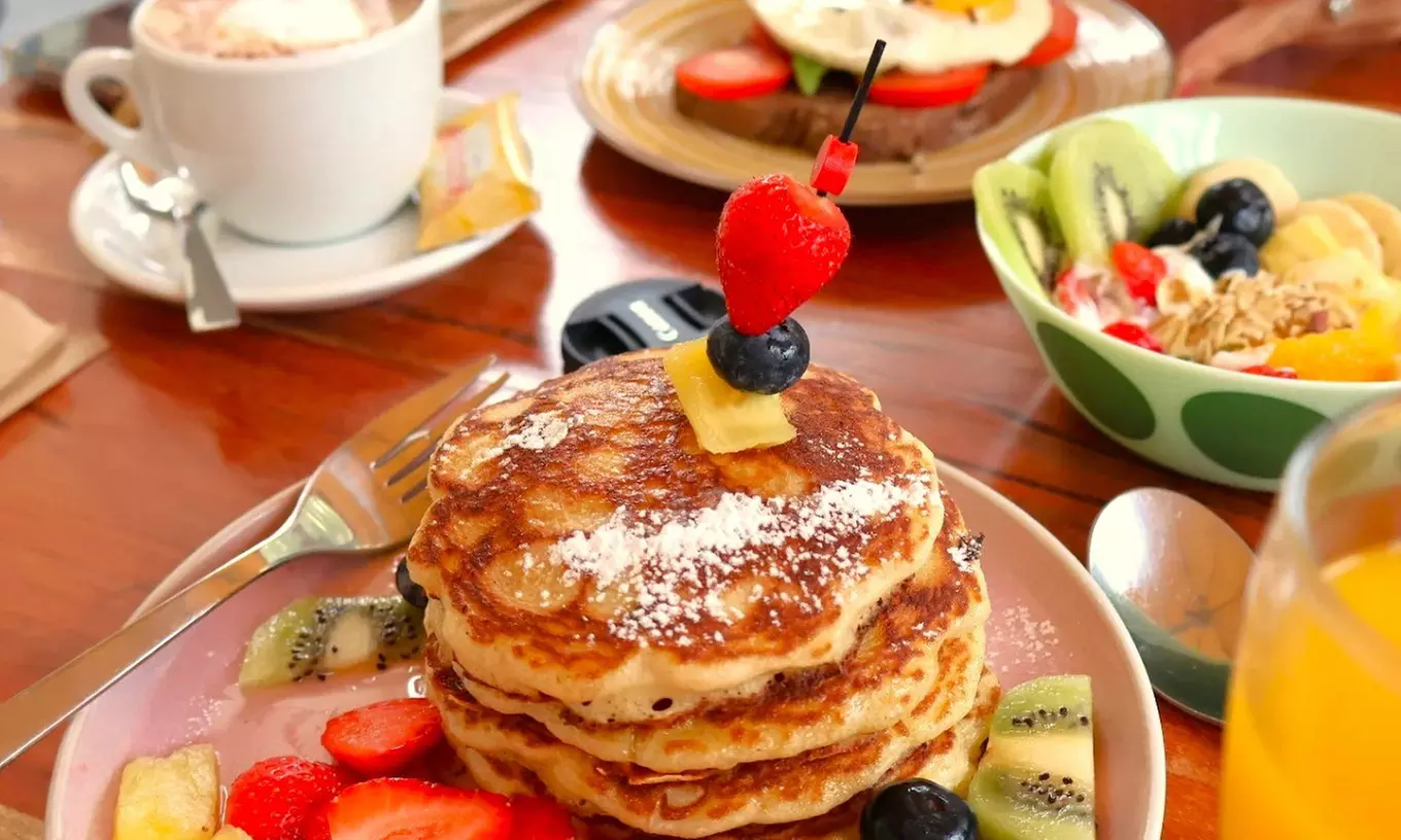 Brunch con platos salados, dulces, bebidas y mimosa clásica