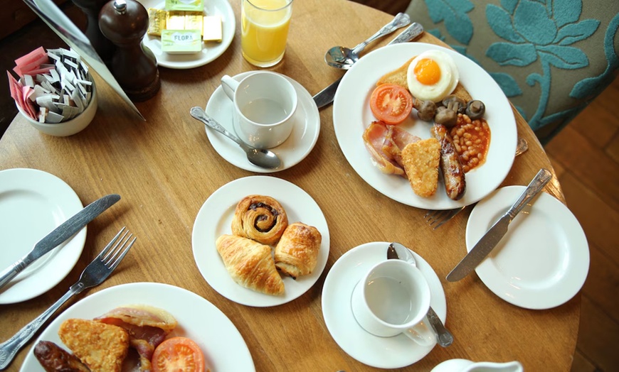 Image 14: Hampshire: 4* Superior Double or Twin Room Stay with Breakfast