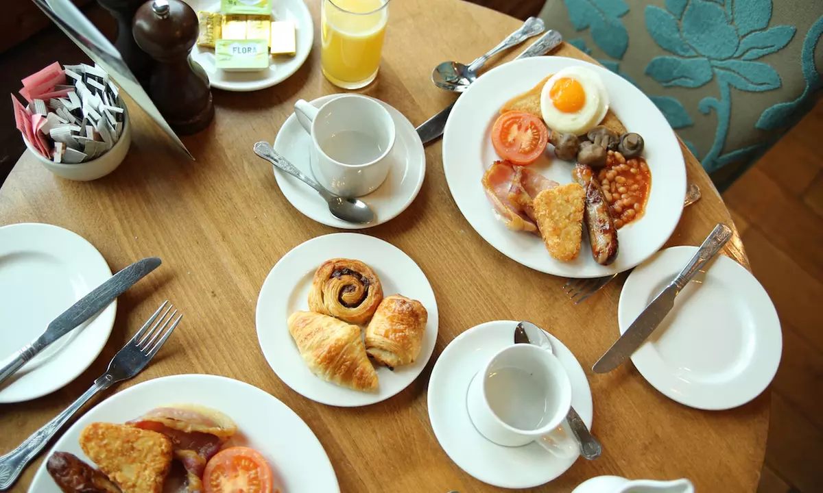 Hampshire: 4* Superior Double or Twin Room Stay with Breakfast