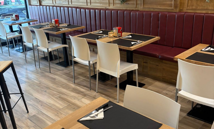 Image 5: Menú completo de hamburguesas con patatas para 2 o 4 personas 