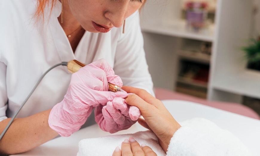 Image 3: 1 o 2 sesiones de manicura y/o pedicura con esmaltado a elegir