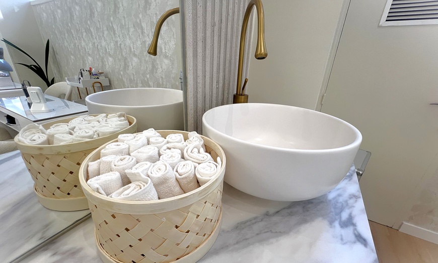 Image 6: Manicura, pedicura o manipedi con esmalte normal o semipermanente