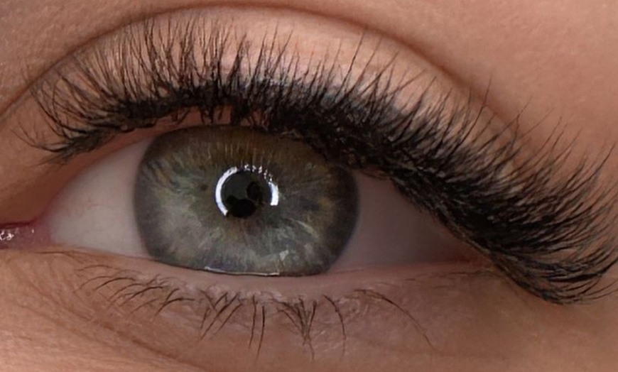 Image 6: Wimpernverlängerung mit 1:1-, Volumen- oder Mega-Volumen-Technik 