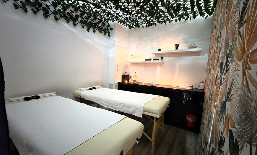 Image 7: Ritual de masaje con cava, bombones y opción a craneofacial para 1 o 2