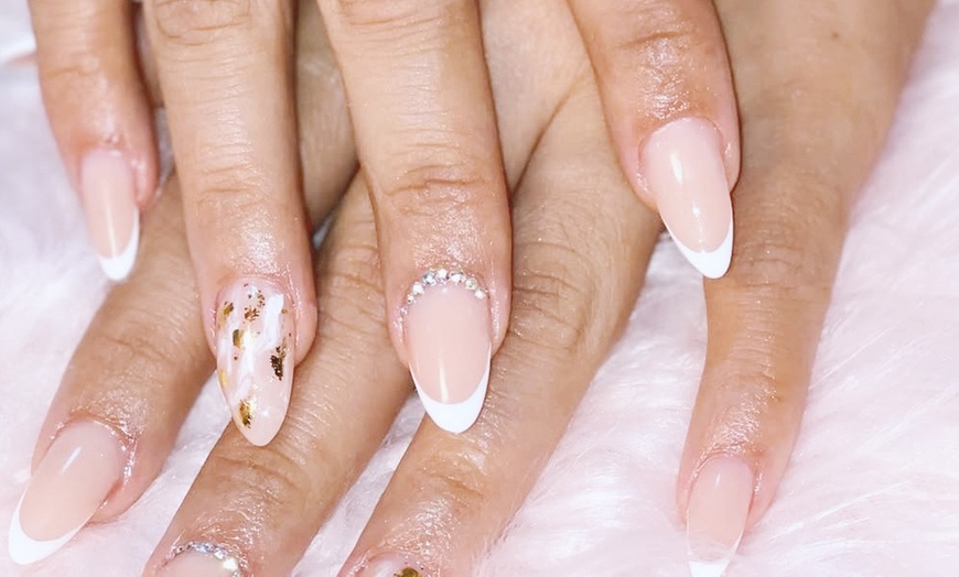 Image 7: 1 o 2 sesiones de manicura o pedicura normal o semipermanente