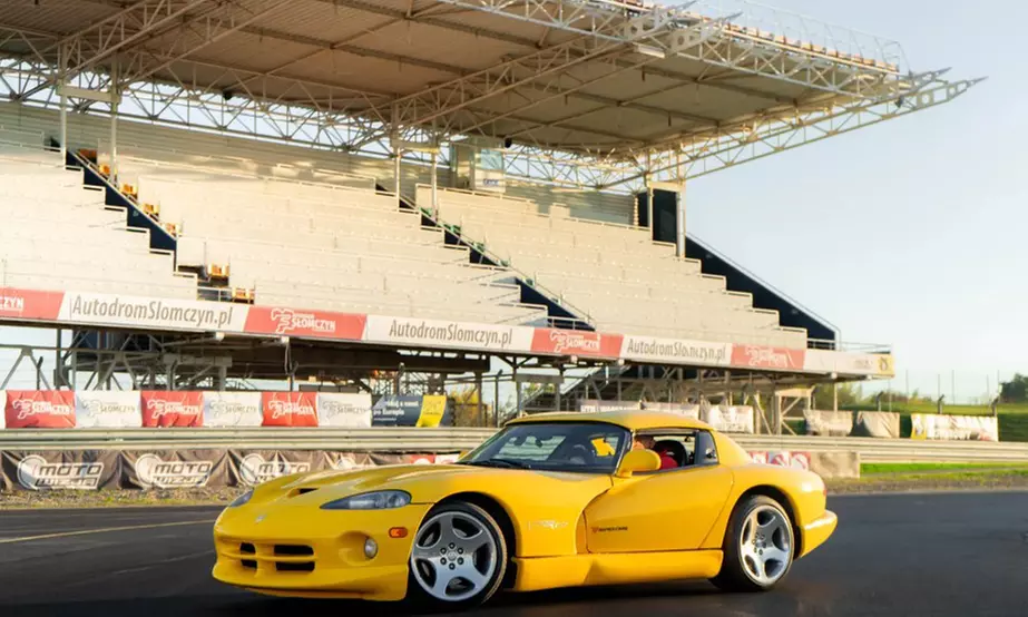 Jazda za kierownicą super auta ze szkoleniem i filmem – wiele torów