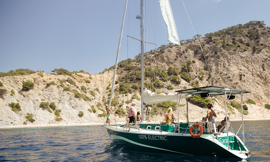 Image 3: Salida en barco medio día o día completo para hasta 8 personas 