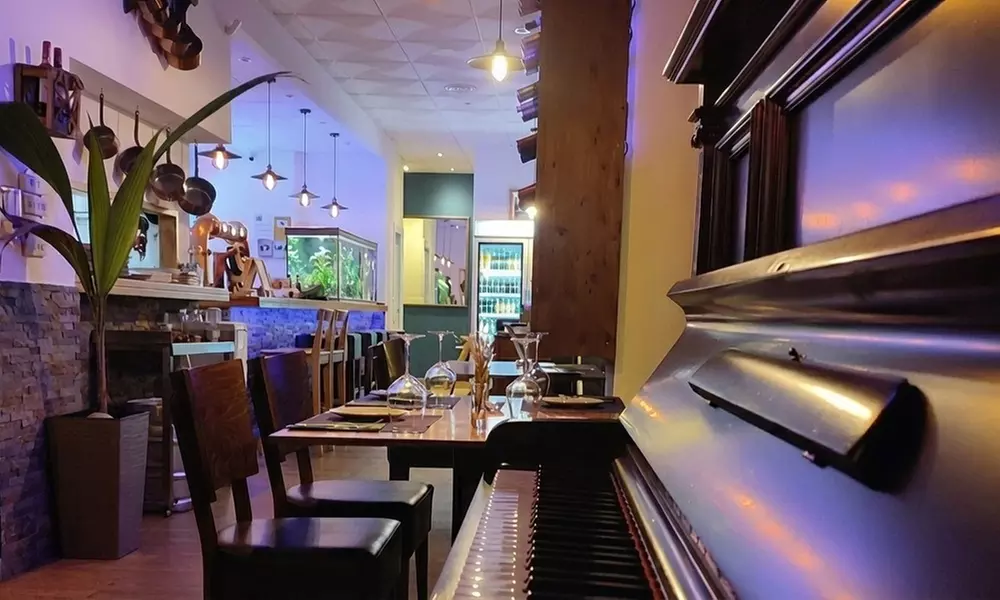 Menú de parrillada con bebida y postre