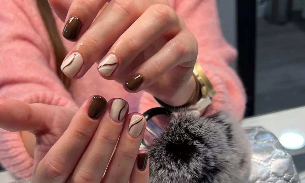 Manicura clásica con esmaltado normal o semipermanente