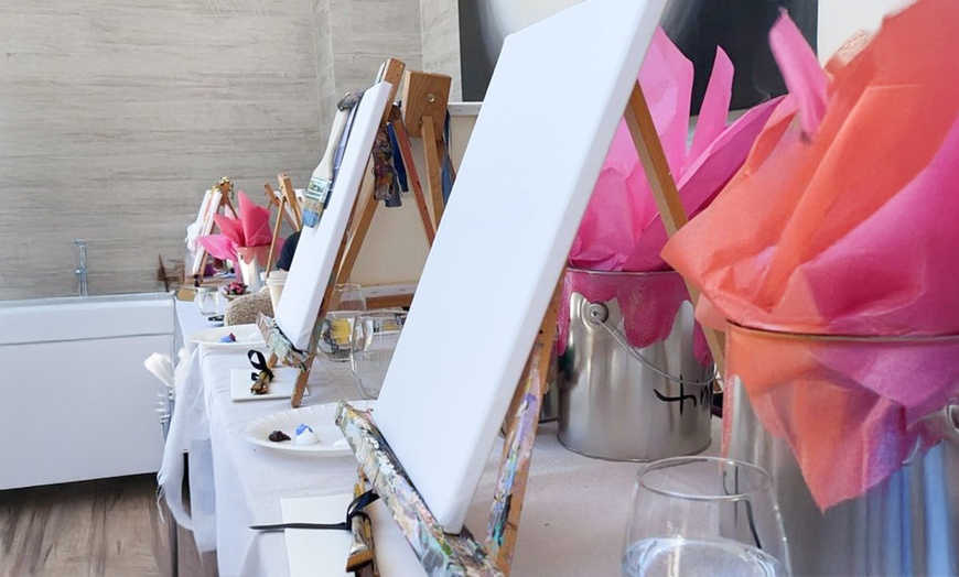 Image 8: Taller a elegir entre pintura de tazas, tote bags, cuadros o cerámica