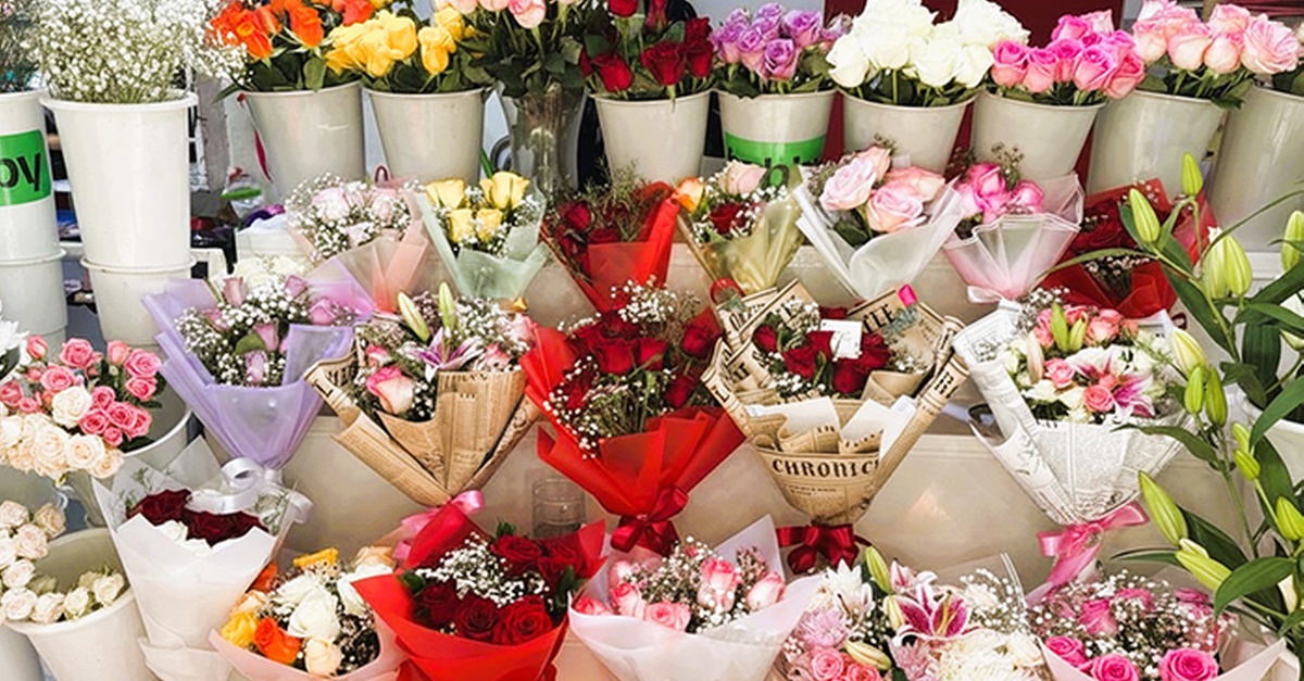 Stunning Choice Of 12,18, 24, 50 Or 100 Rose Bouquets In Your Favorite Color Stunning Choice Of 12,18, 24, 50 Or 100 Rose Bouquets In Your Favorite Color